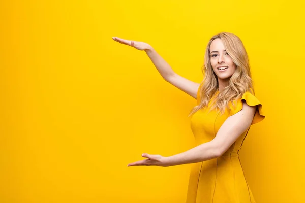 Jovem Mulher Loira Bonita Sorrindo Sentindo Feliz Positiva Satisfeita Segurando — Fotografia de Stock