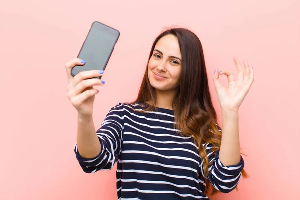 Ung Vacker Kvinna Använder Sin Smarta Telefon — Stockfoto