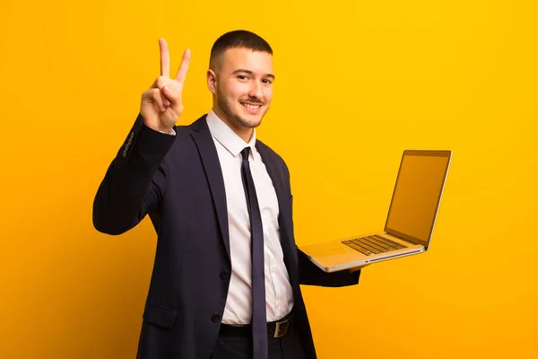 Junger Gutaussehender Geschäftsmann Vor Flachem Hintergrund Mit Laptop — Stockfoto
