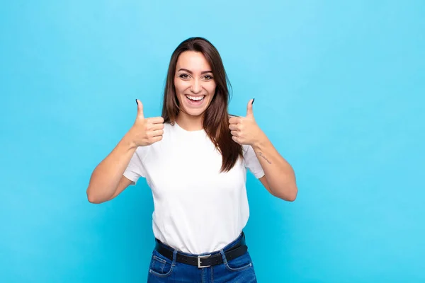 Joven Bonita Mujer Sonriendo Ampliamente Buscando Feliz Positivo Seguro Exitoso — Foto de Stock