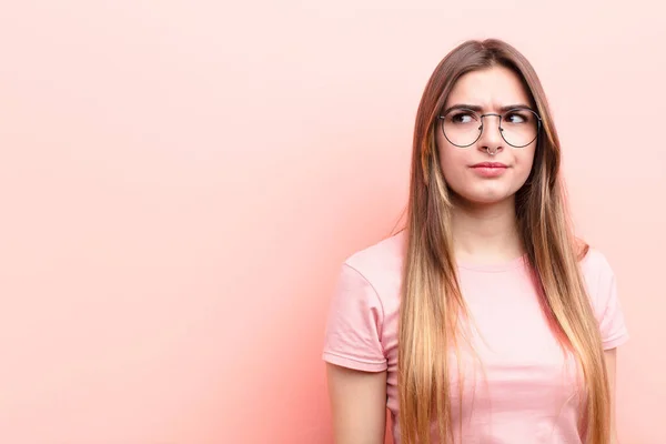 Young Pretty Woman Looking Puzzled Confused Wondering Trying Solve Problem — Stock Photo, Image
