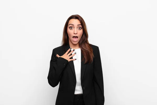 Jovem Mulher Negócios Bonita Sentindo Chocado Surpreso Surpreso Com Mão — Fotografia de Stock