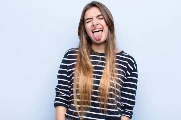 Neşeli Kaygısız Asi Tavrıyla Genç Güzel Bir Kadın Şakalaşıyor Dilini — Stok fotoğraf