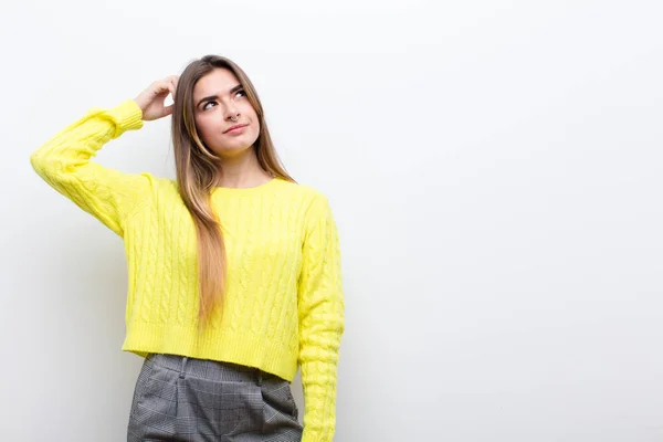 Giovane Bella Donna Sente Perplesso Confuso Grattando Testa Guardando Lato — Foto Stock