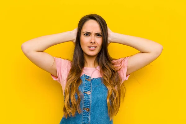 Ung Vacker Kvinna Känner Sig Stressad Orolig Orolig Eller Rädd — Stockfoto