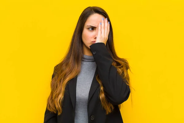 Giovane Bella Donna Sente Annoiato Frustrato Assonnato Dopo Compito Noioso — Foto Stock