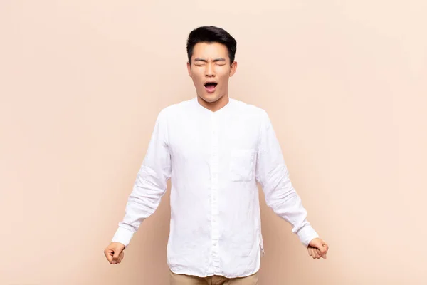 Jovem Chinês Homem Gritando Agressivamente Olhando Muito Com Raiva Frustrado — Fotografia de Stock