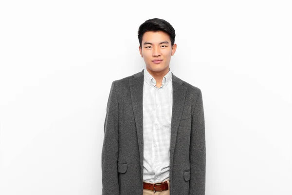 Jovem Chinês Olhando Orgulhoso Confiante Legal Atrevido Arrogante Sorrindo Sentindo — Fotografia de Stock
