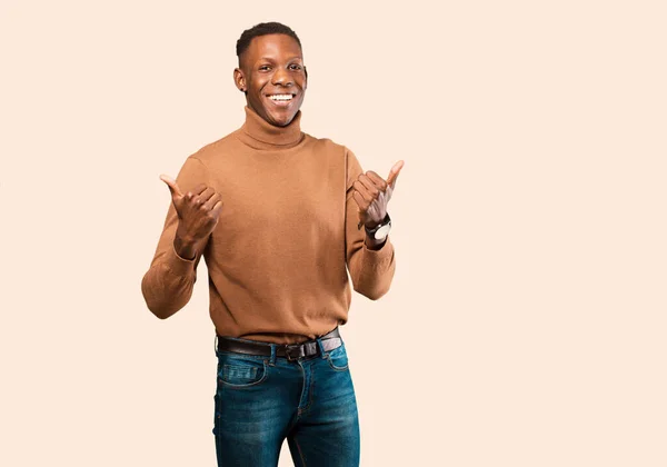 Joven Afroamericano Negro Hombre Sonriendo Alegremente Mirando Feliz Sintiéndose Despreocupado —  Fotos de Stock