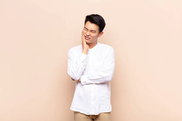 Молодий Китайський Чоловік Тримає Щоку Страждає Болючим Зубним Болем Відчуває — стокове фото