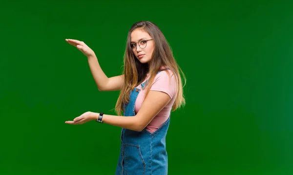 Jong Mooi Vrouw Gevoel Clueless Verward Niet Zeker Welke Keuze — Stockfoto