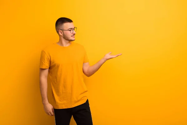 Jovem Homem Bonito Sentindo Feliz Sorrindo Casualmente Olhando Para Objeto — Fotografia de Stock