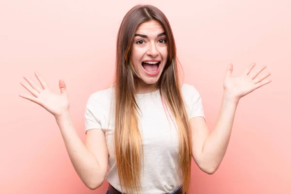 Jong Mooi Vrouw Zoek Gelukkig Opgewonden Geschokt Met Een Onverwachte — Stockfoto