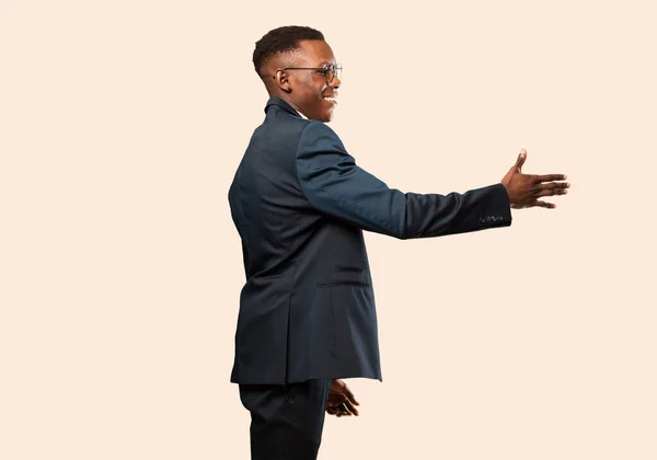 Афріканський Американський Бізнесмен Посміхається Вітається Вами Пропонує Рукостискання Щоб Завершити — стокове фото