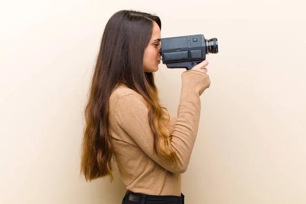 Jovem Mulher Bonita Com Uma Câmera Vídeo Vintage — Fotografia de Stock