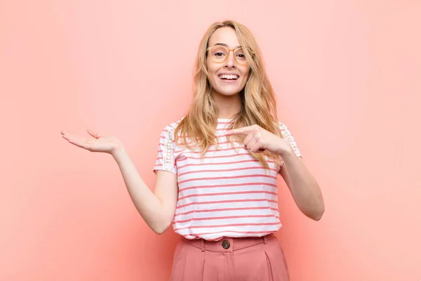 Young Pretty Blonde Woman Smiling Cheerfully Pointing Copy Space Palm — ストック写真