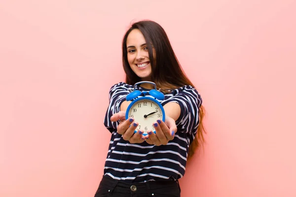 Joven Mujer Bonita Con Reloj Concepto Tiempo — Foto de Stock