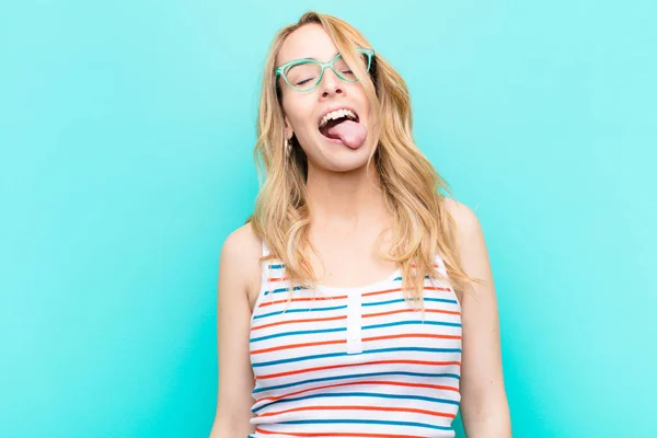 Joven Bonita Mujer Rubia Con Actitud Alegre Despreocupada Rebelde Bromeando — Foto de Stock