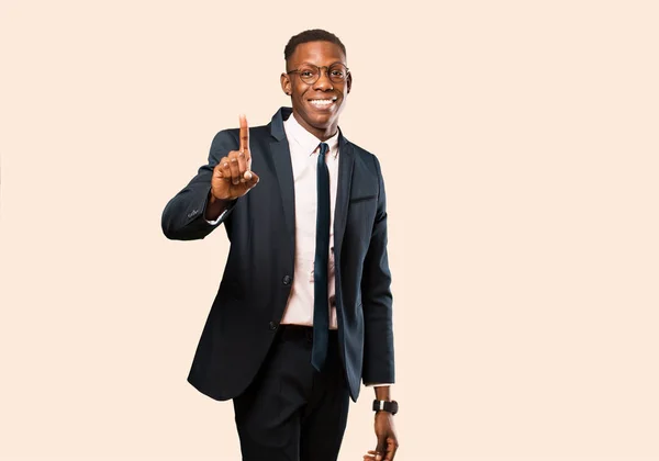 Афроамериканський Бізнесмен Усміхається Виглядає Дружнім Показуючи Перший Або Перший Рукою — стокове фото