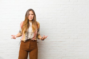 Genç ve güzel bir kadın bilgisiz ve kafası karışık, hangi seçeneği seçeceğinden emin değil, merak ediyor.