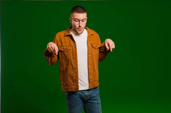 Junger Gutaussehender Mann Mit Offenem Mund Der Mit Beiden Händen — Stockfoto