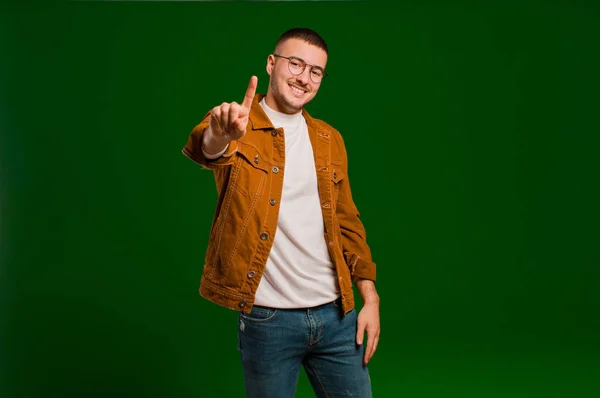 Junger Gutaussehender Mann Lächelt Und Sieht Freundlich Aus Zeigt Die — Stockfoto