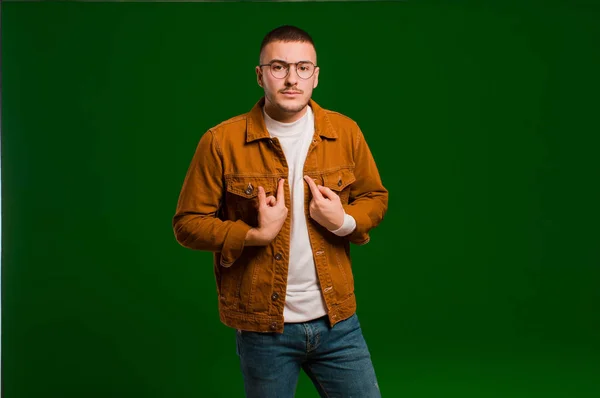 Jovem Homem Bonito Apontando Para Mesmo Com Olhar Confuso Quizzical — Fotografia de Stock