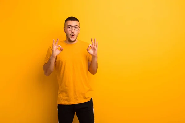 Jovem Homem Bonito Sentindo Chocado Surpreso Surpreso Mostrando Aprovação Fazendo — Fotografia de Stock