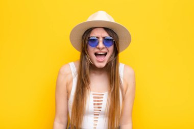 Genç ve güzel bir kadın korkmuş ve şok olmuş hissediyor, ağzı açık bir şekilde şaşkınlık içinde.