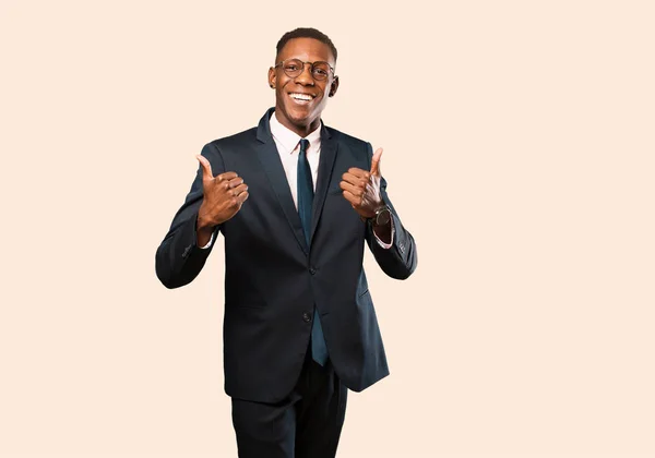 Hombre Negocios Afroamericano Sonriendo Alegremente Luciendo Feliz Sintiéndose Despreocupado Positivo —  Fotos de Stock