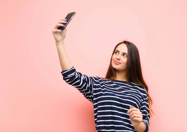 Joven Bonita Mujer Usando Teléfono Inteligente — Foto de Stock