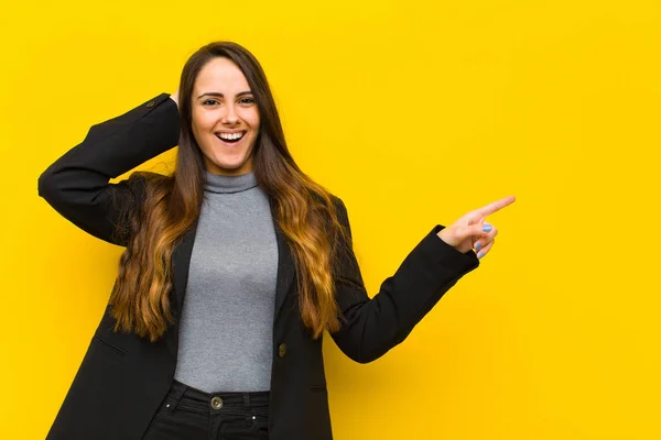 Jovem Mulher Bonita Rindo Olhando Feliz Positivo Surpreso Percebendo Uma — Fotografia de Stock