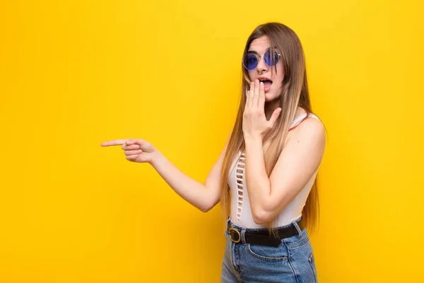 Ung Vacker Kvinna Känner Sig Glad Chockad Och Förvånad Täcker — Stockfoto