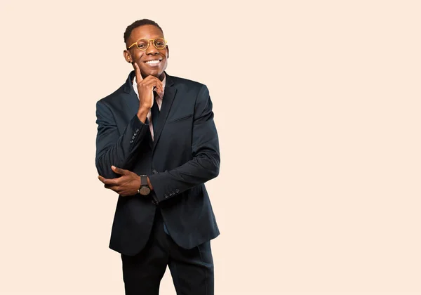 Hombre Negocios Afroamericano Sonriendo Feliz Soñando Despierto Dudando Mirando Lado — Foto de Stock