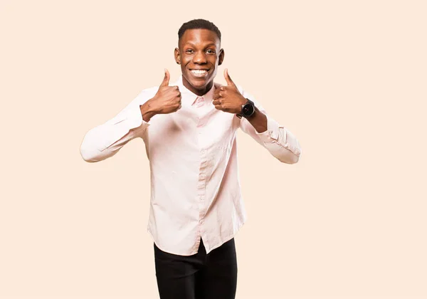 Молодий Афроамериканський Чорний Чоловік Посміхаючись Широко Виглядає Щасливим Позитивним Впевненим — стокове фото