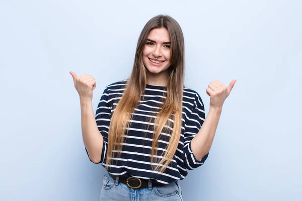 Giovane Bella Donna Sorridente Gioiosamente Guardando Felice Sentendosi Spensierato Positivo — Foto Stock