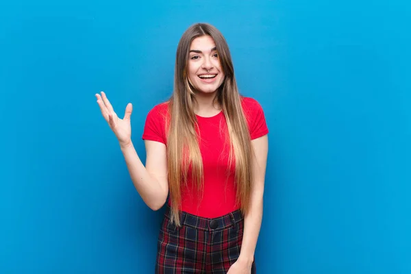 Joven Bonita Mujer Sintiéndose Feliz Sorprendida Alegre Sonriendo Con Actitud —  Fotos de Stock