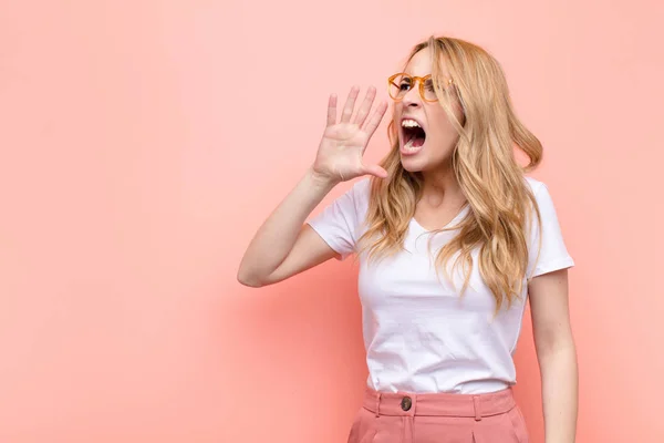 Joven Mujer Rubia Bonita Gritando Fuerte Furiosa Para Copiar Espacio — Foto de Stock