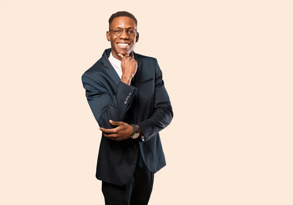 Empresário Afro Americano Sorrindo Curtindo Vida Sentindo Feliz Amigável Satisfeito — Fotografia de Stock