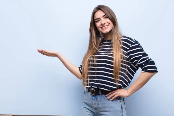 Giovane Bella Donna Sorridente Sentendosi Fiducioso Successo Felice Mostrando Concetto — Foto Stock