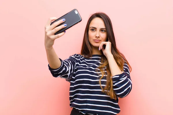 Ung Vacker Kvinna Använder Sin Smarta Telefon — Stockfoto