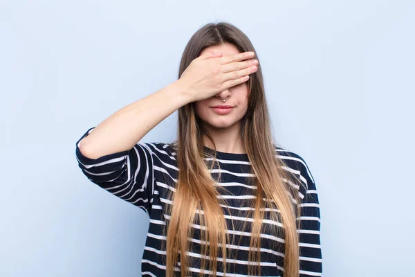 Jovem Mulher Bonita Cobrindo Olhos Com Uma Mão Sentindo Assustado — Fotografia de Stock