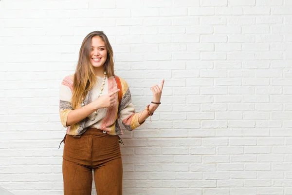 Jovem Bonita Mulher Sorrindo Feliz Apontando Para Lado Para Cima — Fotografia de Stock