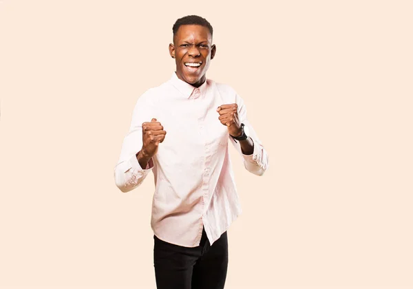 Молодий Афроамериканський Чорний Чоловік Відчуває Себе Щасливим Здивованим Гордим Кричить — стокове фото