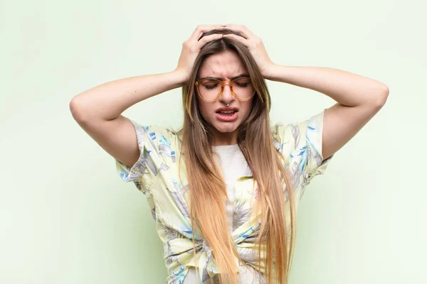 Young Pretty Woman Feeling Stressed Frustrated Raising Hands Head Feeling — Stock Photo, Image