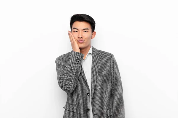 Jovem Chinês Homem Sentindo Chocado Surpreso Segurando Cara Mão Descrença — Fotografia de Stock