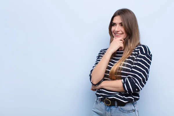 Giovane Bella Donna Sorridente Con Felice Espressione Fiduciosa Con Mano — Foto Stock