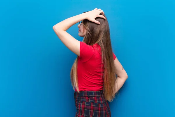 Young Pretty Woman Thinking Doubting Scratching Head Feeling Puzzled Confused — Stock Photo, Image