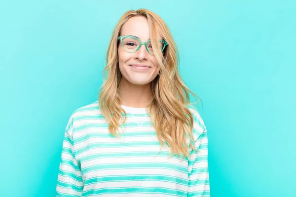 Genç Güzel Sarışın Kadın Pozitif Kendinden Emin Gülümsüyor Tatmin Olmuş — Stok fotoğraf