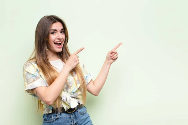 Joven Bonita Mujer Sintiéndose Alegre Sorprendida Sonriendo Con Una Expresión —  Fotos de Stock